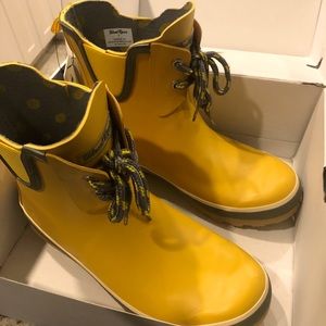 Adorable short yellow rain boots (sz 7)